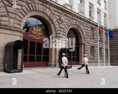 Le guardie di fronte all'edificio della presidenza a sofia, Bulgaria Foto Stock