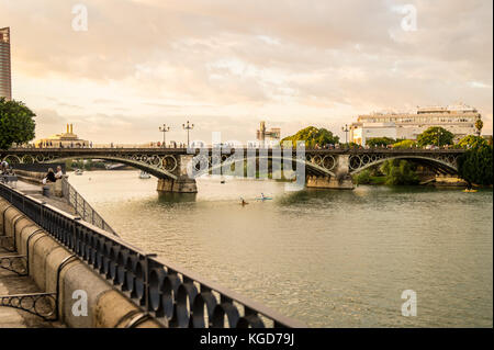 Puente Isabel ll (Elizabeth Bridge ll) o ponte Triana, 1852, Siviglia, in Andalusia, Spagna Foto Stock