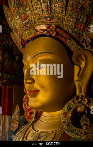 Thiksay Gompa o Thiksay Monastero è situato sulla sommità di una collina nel villaggio di Thiksey circa 19 chilometri ad est di Leh in Ladakh, India. Foto Stock