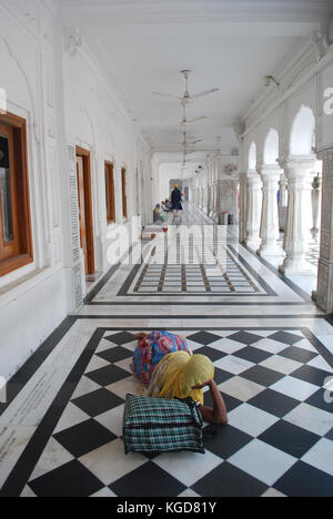 Donna di relax presso il Tempio Dorato, Amritsar e India Foto Stock