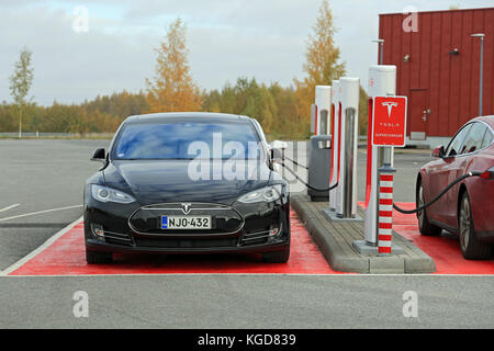 TOIJALA, Finlandia - 17 ottobre 2015: Tre Tesla Model S automobili sono collegato a Tesla Supercharger stazione. La sovralimentazione è gratuito per la durata della modalità Foto Stock