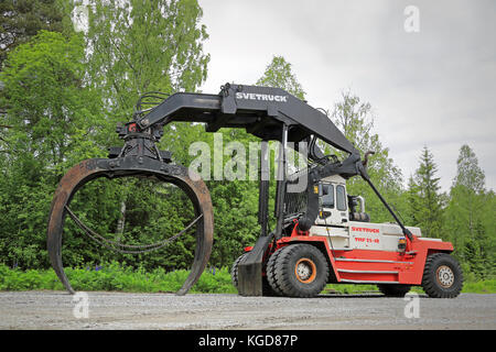 Aanekoski, Finlandia - 20 giugno 2015: svetruck tmf 25-18 logstacker su un cortile a midsummer. Questa industria forestale logstacker ha una benna a gancio di 7,5 m2 per Foto Stock