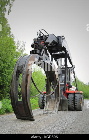 Aanekoski, Finlandia - 20 giugno 2015: svetruck tmf 25-18 logstacker su un cortile a midsummer. Questa industria forestale logstacker ha una benna a gancio di 7,5 m2 per Foto Stock