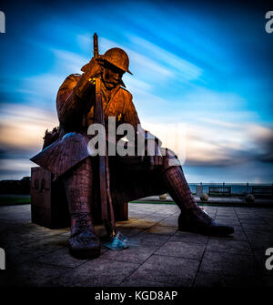 Il 9 piedi 5 pollici di 'tommy' statua di una guerra mondiale un soldato a Seaham Harbour, county durham, dello scultore ray lonsdale. Foto Stock