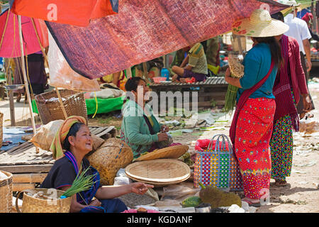 Donne birmane la vendita di verdura al mercato alimentare nel villaggio lungo Lago Inle, nyaungshwe, stato shan, myanmar / BIRMANIA Foto Stock