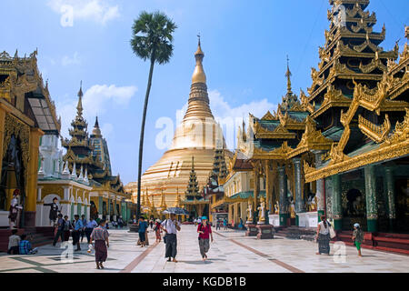 I turisti in visita alla pagoda di Shwedagon / golden pagoda di Yangon / rangoon, myanmar / BIRMANIA Foto Stock