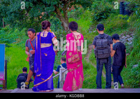 Pokhara, Nepal, settembre 04, 2017: unidentified gente camminare all'interno dell'forêts Foto Stock