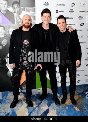 Mark Sheehan (a sinistra), Danny o'Donoghue (al centro) e Glen Power dello script che partecipa al Music Industry Trusts Award in aiuto delle associazioni di beneficenza Nordoff Robbins e Brit Trust al Grosvenor House Hotel di Londra. Foto Stock