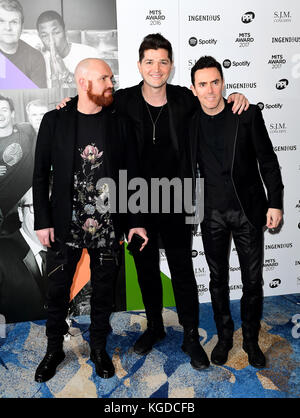 Mark Sheehan (a sinistra), Danny o'Donoghue (al centro) e Glen Power dello script che partecipa al Music Industry Trusts Award in aiuto delle associazioni di beneficenza Nordoff Robbins e Brit Trust al Grosvenor House Hotel di Londra. Foto Stock