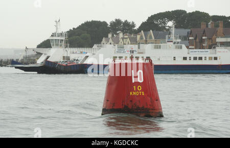 La catena di traghetti Bramble Bush Bay passa un rosso 10 Nodi limite di velocità boa nel suo viaggio tra Sandbanks e Shell Bay. Poole, Dorset. REGNO UNITO Foto Stock