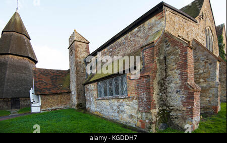 Brookland Church e campanile separato nel Kent, non troppo lontano da Rye nell'East Sussex. Nella chiesa c'è un fonte molto antico e un dipinto di un omicidio. Foto Stock