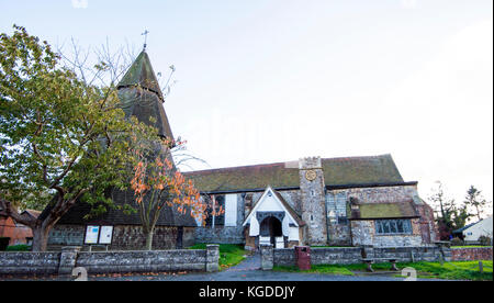 Brookland Church e campanile separato nel Kent, non troppo lontano da Rye nell'East Sussex. Nella chiesa c'è un fonte molto antico e un dipinto di un omicidio. Foto Stock