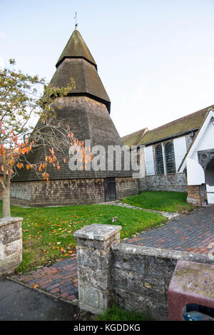 Brookland Church e campanile separato nel Kent, non troppo lontano da Rye nell'East Sussex. Nella chiesa c'è un fonte molto antico e un dipinto di un omicidio. Foto Stock