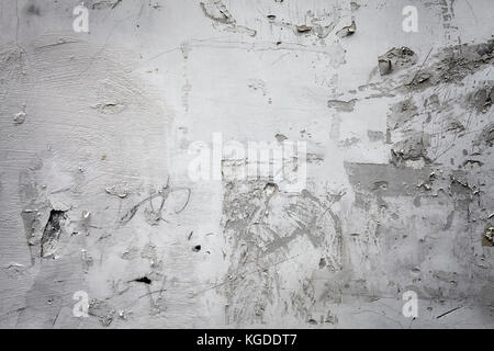 Grunge muro bianco con peeling vernice, sfondo astratto. Foto Stock