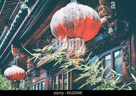 In prossimità di un vecchio rosso lanterna cinese, tonificazione del colore applicato, la profondità di campo. Foto Stock