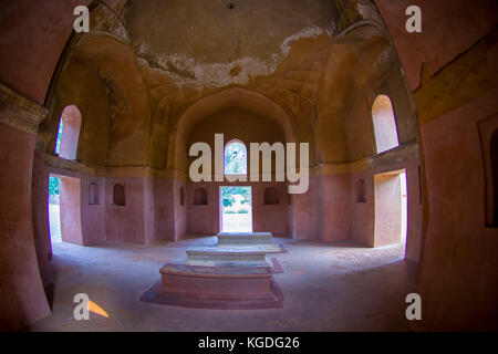 Delhi, India - 19 settembre 2017: bella vista interna di alcune tombe di isa khan tomba presso la tomba di Humayun complesso in Delhi, la tomba di Humayun è stato il primo giardino-tomba sul subcontinente indiano, effetto fish-eye Foto Stock