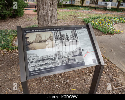 Dichiarazioni interpretative segno a Court Square, Montgomery in Alabama, Stati Uniti d'America, mostrando il selma a Montgomery National Historic Trail con foto e una mappa. Foto Stock