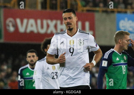 La Germania Sandro Wagner (9) in azione contro l'Irlanda del Nord al Windsor Park di Belfast 05 ottobre 2017. Foto Stock