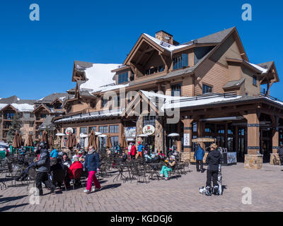 Pomeriggio al di fuori Sevens, picco 7 area di base, inverno, Breckenridge Ski Resort, Breckenridge, Colorado. Foto Stock