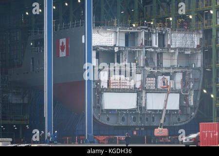 La sezione poppiera della futura nave Arctic Offshore Patrol (AOPS) HMCS HARRY DEWOLFE è rotolato fuori al cantiere navale di Halifax, Nuova Scozia, Canada. Foto Stock