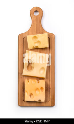Vari tipi di formaggio sulla tavola di legno isolata con tracciato di ritaglio Foto Stock