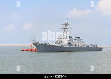 Il Arleigh Burke-class missile destroyer USS Howard (DDG 83) si prepara a tirare in Colo Foto Stock