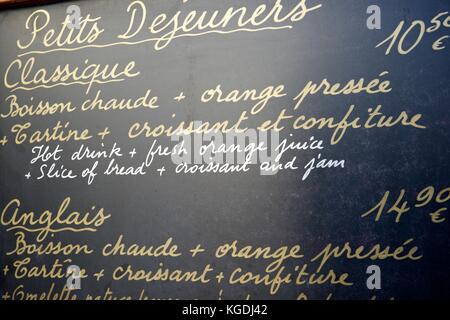 Primo piano di un tipico menu francese, Parigi, Francia. Foto Stock