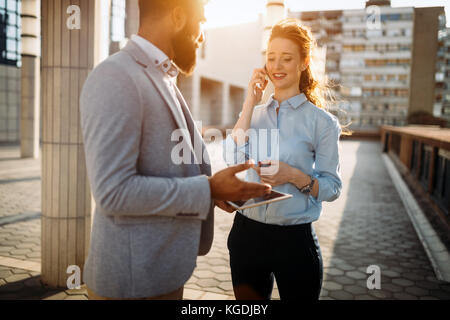 Colleghi di lavoro conversazione in pausa dal lavoro Foto Stock