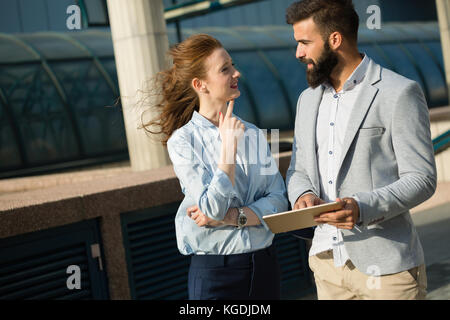 Colleghi di lavoro conversazione in pausa dal lavoro Foto Stock