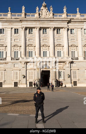 Polizia e militari nella parte anteriore del Palacio Real Royal Palace, Madrid, Spagna Foto Stock