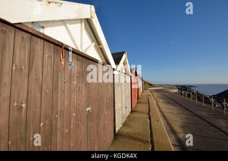 Ampio angolo di visione di cabine sulla spiaggia, Foto Stock