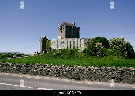 Ciclisti e turisti che visitano il castello di Dunguaire del XVI secolo sulla costa sud-orientale della baia di Galway nella contea di Galway, Irlanda, vicino a Kinvara. Foto Stock