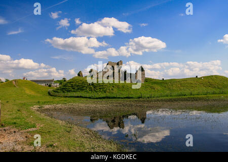 Rovine dell antico castello di clonmacnoise costruire sulla montagnola nella vecchia città monastico clonmacnoise, shannonbridge, Athlone, Co. Offaly Foto Stock