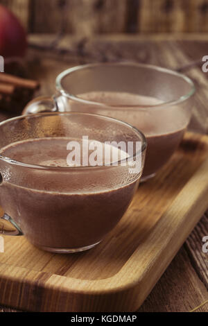 Cioccolata calda servita in vetro vintage tazze per due persona Foto Stock