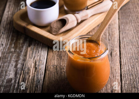 Purea di zucca e gli ingredienti per la preparazione di spezie di zucca latte con panna e torta di zucca spezie, caduta tradizionale bevanda preferita Foto Stock