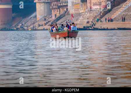 Turisti che si godono la mattina presto di equitazione in barca sul fiume Gange a varanasi,Uttar Pradesh, India. Foto Stock