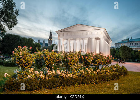 Tempio nel parco Volksgarten al tramonto in Vienna Foto Stock