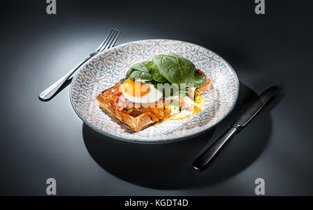 Uova strapazzate su di carne con patate fritte e toast Foto Stock