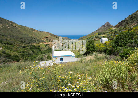 Due piccole cappelle e il paesaggio della costa a nord di Naxos, Cicladi Grecia, Mare Mediterraneo, Europa Foto Stock