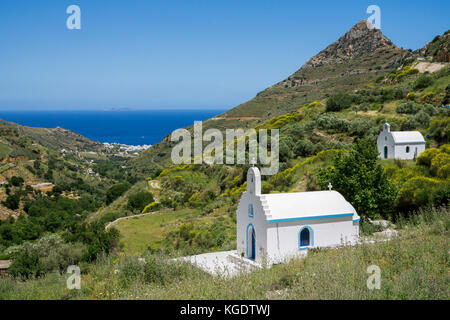 Due piccole cappelle e il paesaggio della costa a nord di Naxos, Cicladi Grecia, Mare Mediterraneo, Europa Foto Stock