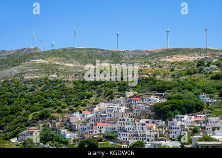 Le turbine eoliche al di sopra di un villaggio di montagna a nord di Naxos, Cicladi Grecia, Mare Mediterraneo, Europa Foto Stock