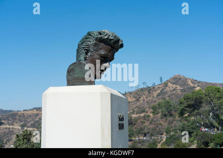 James Dean statua presso l'Osservatorio Griffith, Hollywood, Los Angeles, California Foto Stock