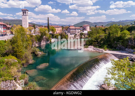 Splendido panorama di Cividale del Friuli e della cascata sul fiume Natisone, Udine, Friuli Venezia Giulia, Italia Foto Stock