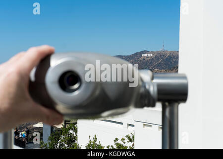 Mano sul gettone telescopio presso l'Osservatorio Griffith, Hollywood, Los Angeles, California Foto Stock
