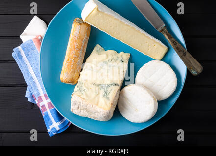 Diversi tipi di formaggi italiani su una piastra. il gorgonzola, capra, tomini e brie Foto Stock