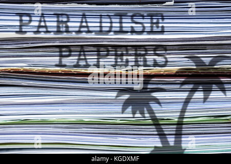 L'ombra di una palma su una pila di carta, paradise papers Foto Stock