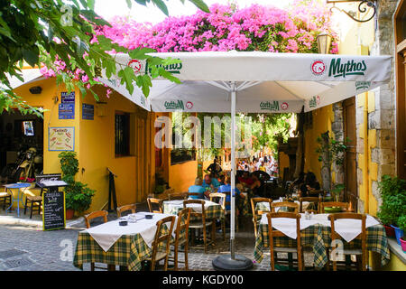 Sala da pranzo esterna a Chania, Creta, Grecia Foto Stock