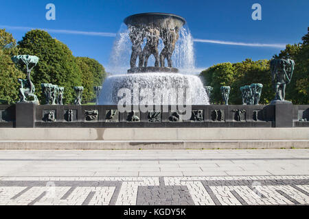 La fontana presso il parco Vigeland a oslo, Norvegia, costruita in bronzo da Gustav Vigeland tra 1909 e 1936. Foto Stock