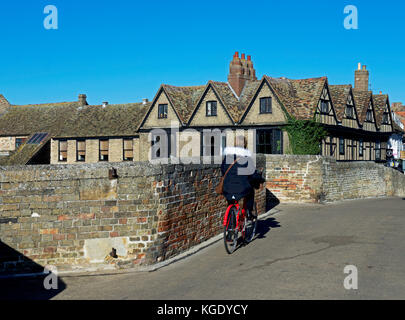 Ciclista sul Ponte Vecchio, St Ives, Cambridgeshire, England Regno Unito Foto Stock