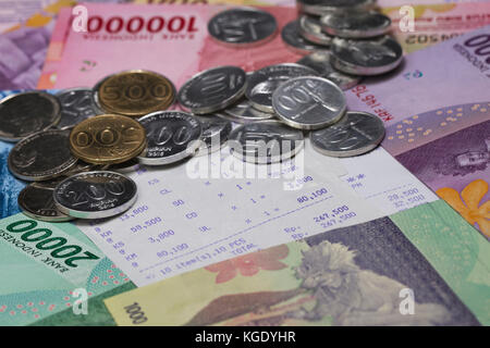 Spese di denaro e pagamenti illustrati con monete, banconote e carta per ricevute Foto Stock